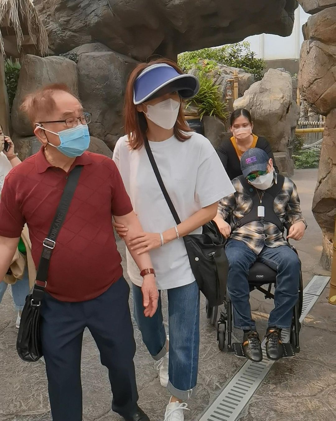 黎姿攜半癱弟弟3代同堂到海洋公園出遊,悉心照料家人,直言:滿滿的幸福感