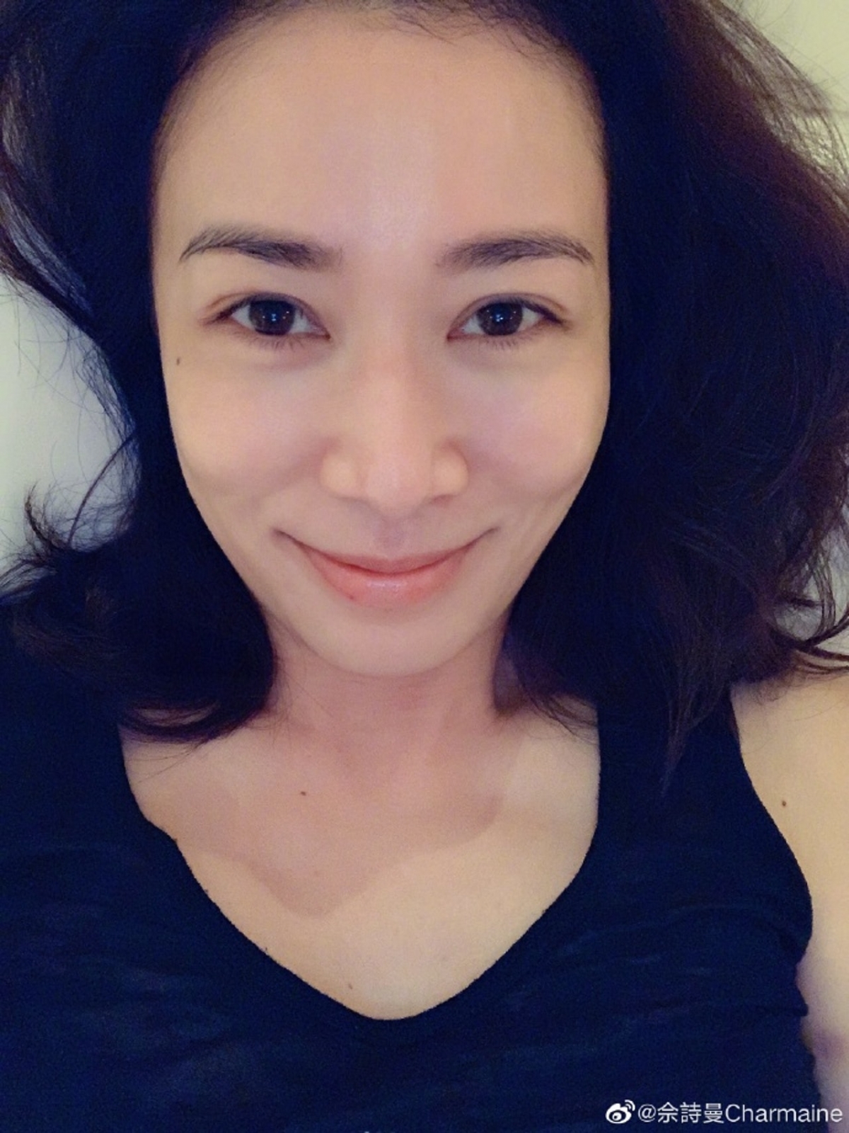 45歲的佘詩曼雖然已經45歲,但是在她臉上完全看不到歲月的痕跡