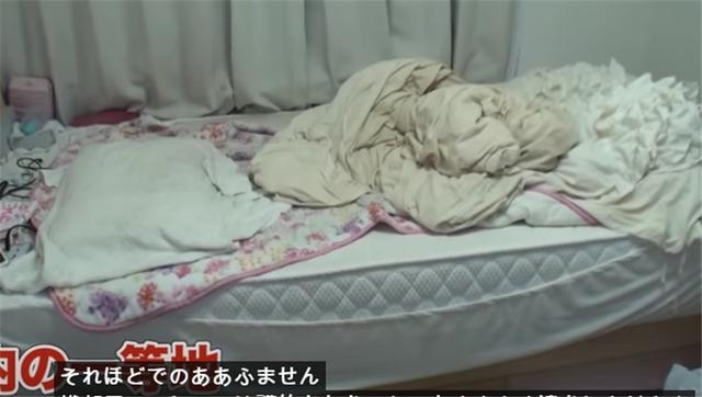 Haruka的睡房和浴室也同樣會震憾你的眼球!睡房的枕頭因長年都沒有清洗過,所以早就有泛黃的跡象