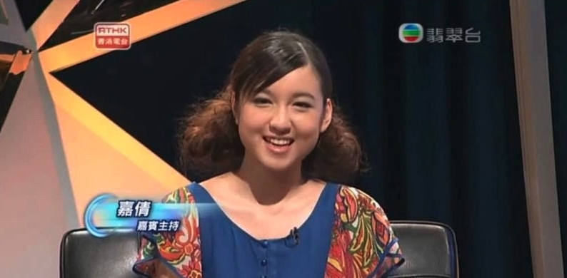 陳嘉倩入行前曾經擔任香港電台節目主持，外形亮眼的她一直偏愛幕前工作，更曾經多次在節目上大展歌喉！