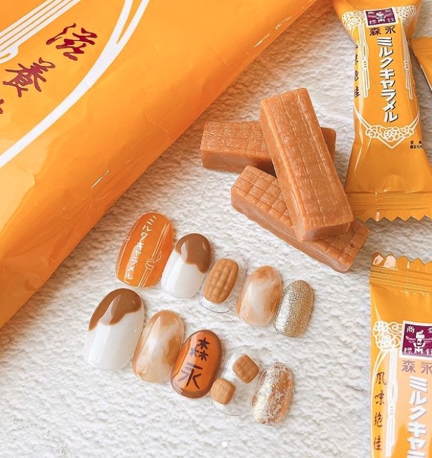 森永的牛奶糖也是回憶中的味道～有著咖啡色外表的它設計十分日系。咖啡奶茶顏色混在一起十分文青，適合穿搭偏大地色的女生