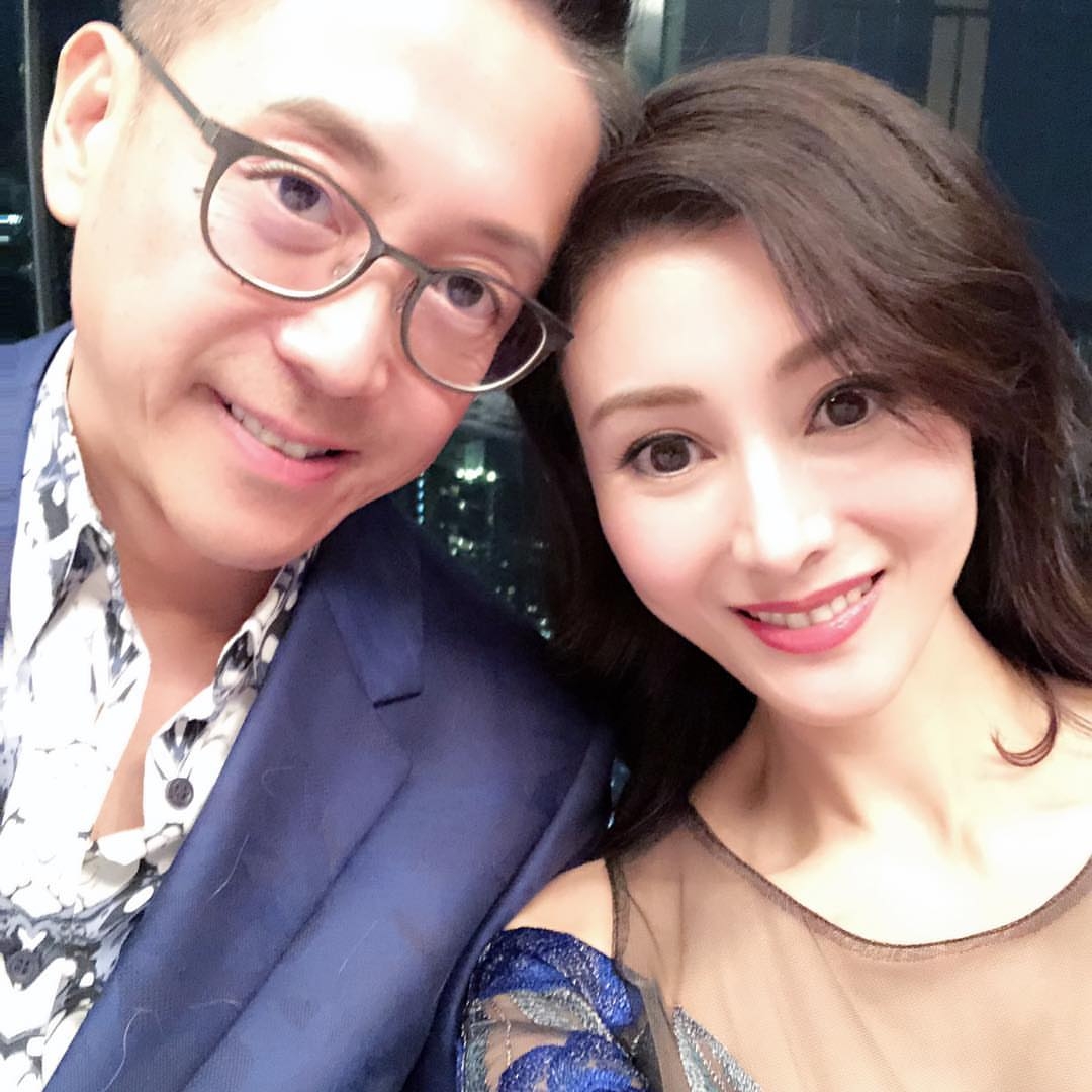 50歲李嘉欣著性感Bra Top拖實老公,許晉亨表情尷尬彈開一個身位?