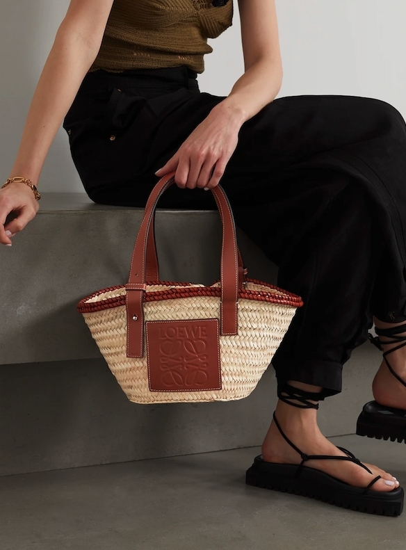 【LOEWE手袋2021】經典的手工編織飾以編織小牛皮邊緣和壓紋Anagram小牛皮