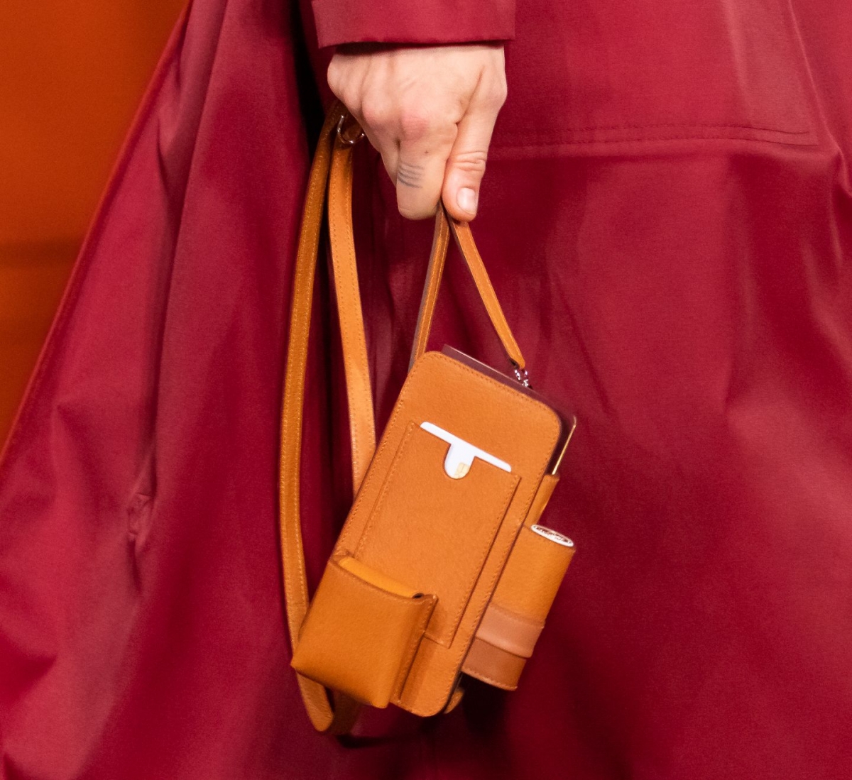 HERMÈS「三合一」Birkin手袋、手機袋超矚目!必留意唇膏 、airpods、電話多功能收納袋