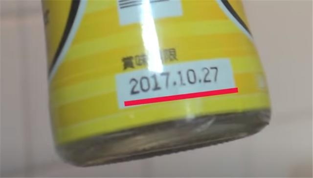 客廳放滿了發霉的外賣食物、過期飲品,地上又放了一大堆相信還沒清洗的衣服及紙箱等