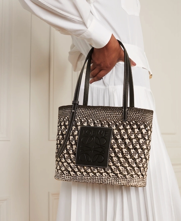 【LOEWE手袋2021】此系列還有低調的黑棕色款，手袋的收納容量非常足夠，日常隨身物都可全裝下。