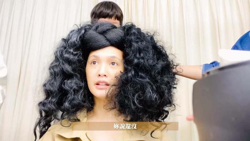 楊丞琳因要拍攝時尚雜誌,大膽試超巨型爆炸頭的造型,不過爆炸頭看下去的確很大顆