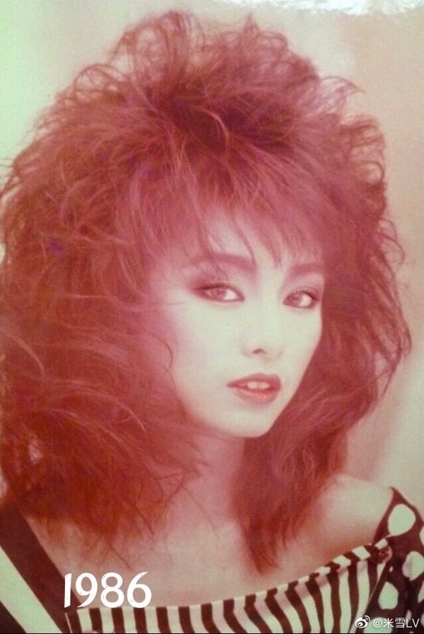 同時也曬出了1986年的造型,蓬鬆的爆炸獅子頭真的能輕鬆駕馭得來