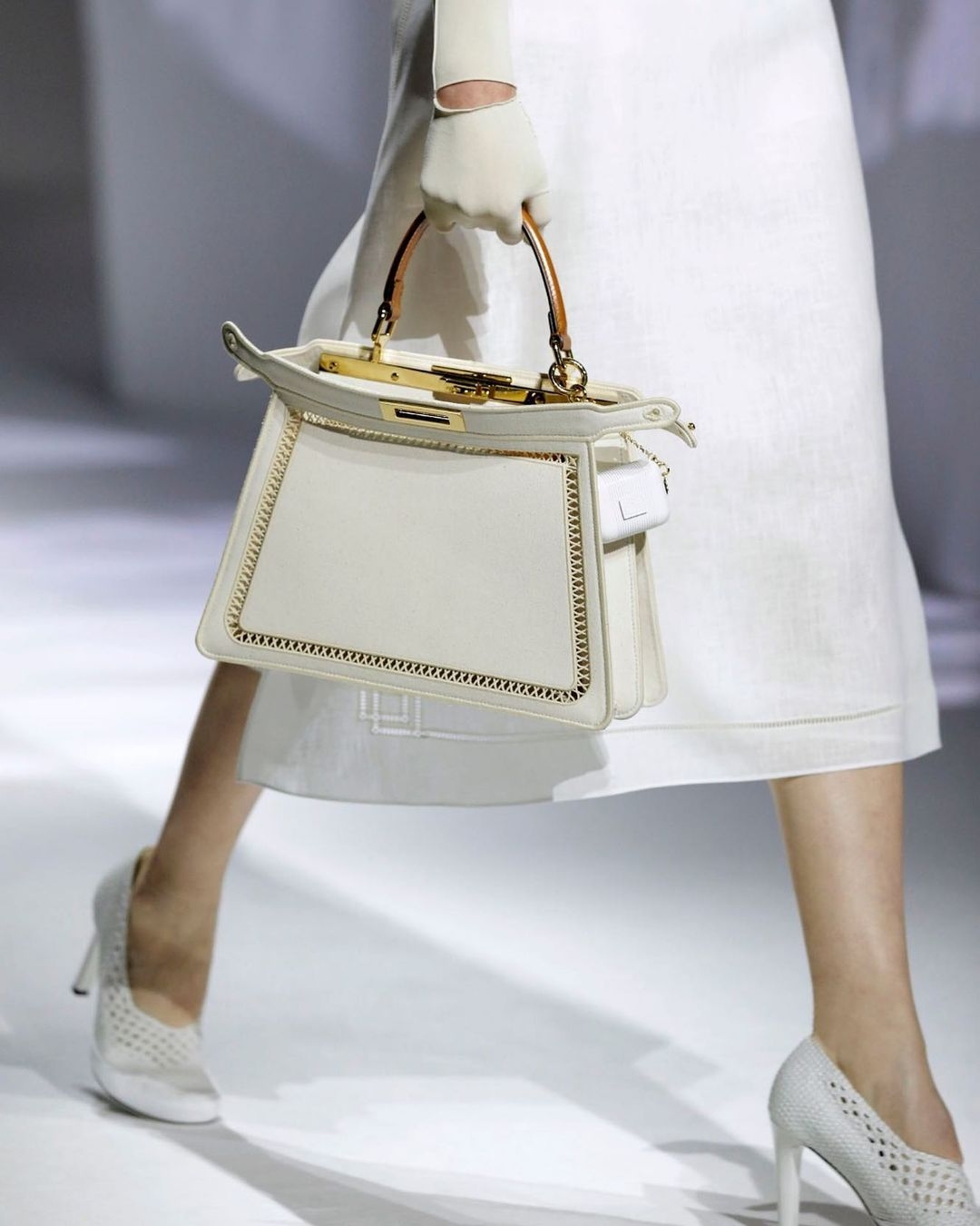 Fendi 2021春夏純白蕾絲手袋,刺繡花朵洋溢浪漫情懷,夢幻到令人難以抗拒!