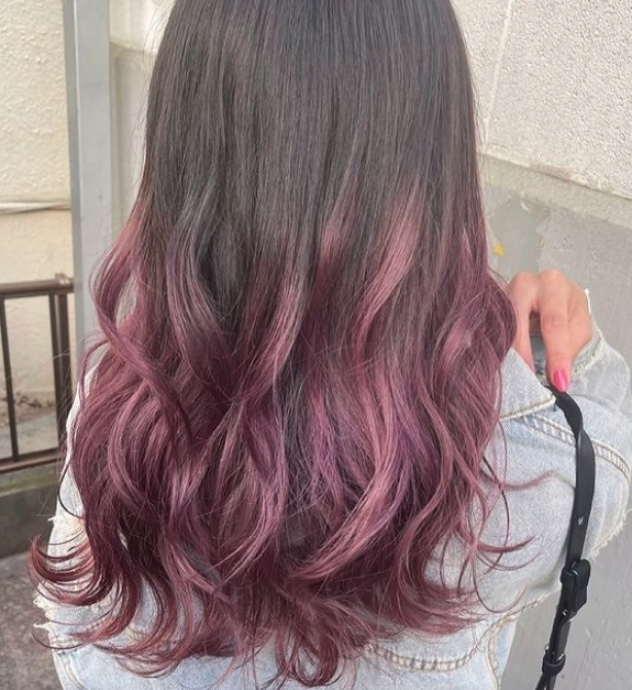 馬尾染把頭髮放下來後，其實也相當好看和日常，等同於超夢幻的漸層刷染！