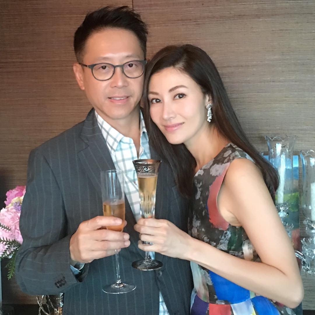 50歲李嘉欣著性感Bra Top拖實老公,許晉亨表情尷尬彈開一個身位?
