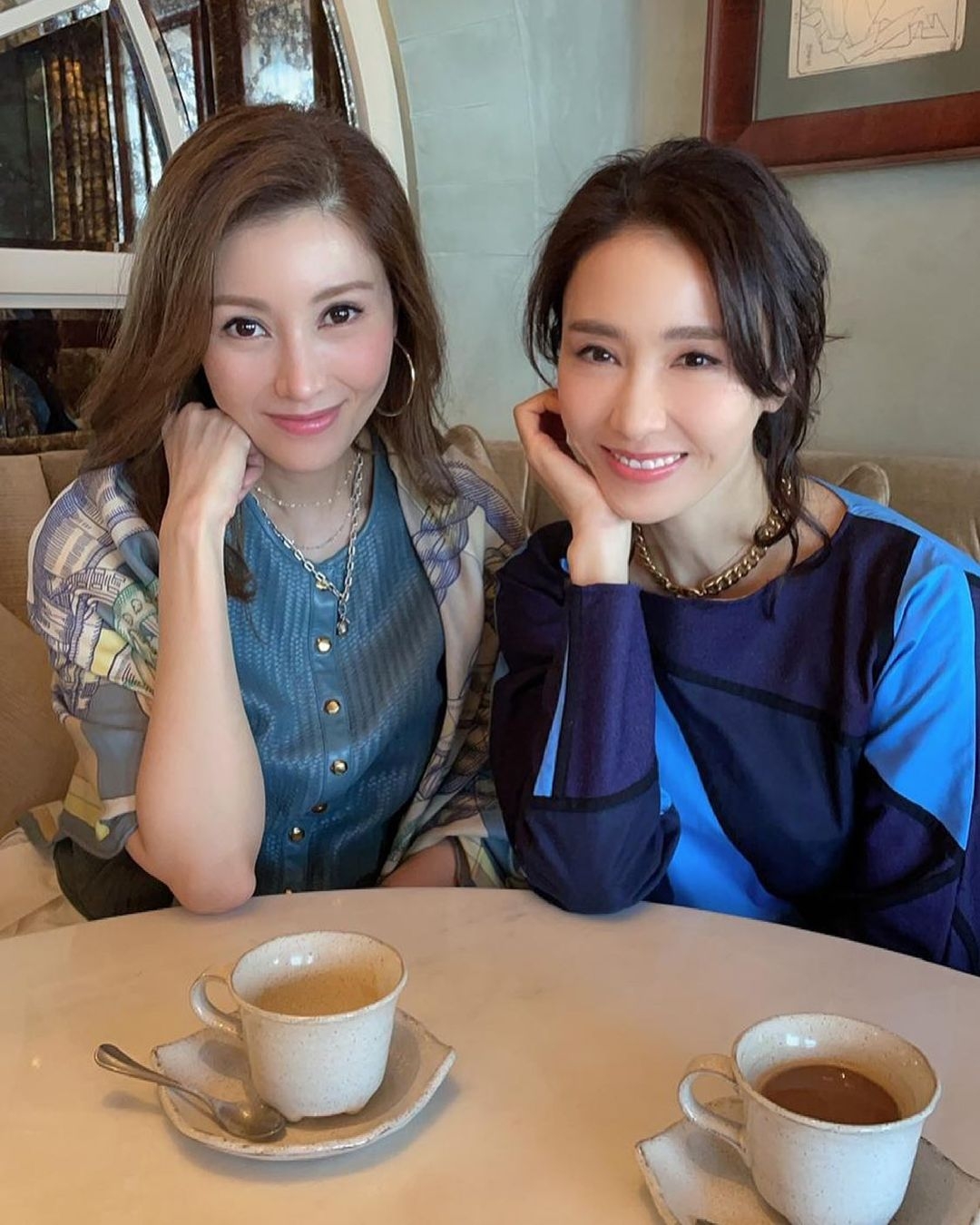 50歲李嘉欣著性感Bra Top拖實老公,許晉亨表情尷尬彈開一個身位?