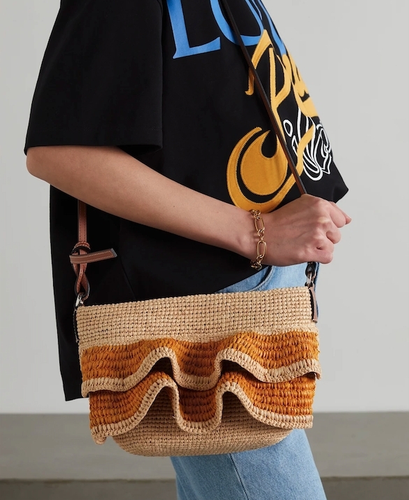 【LOEWE手袋2021】這款以酒椰纖維製成的荷葉邊手袋採用了夕陽橙色作主色，甜美少女得來又浪漫～