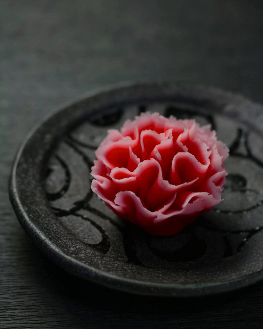 日本神人製作的絕美和菓子!夢幻金箔煙火、通透水晶型態,被封「可食用藝術品」