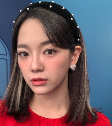 髮箍染原來也有意想不到的瘦臉效果，臉側的深色頭髮看起來可以顯臉小