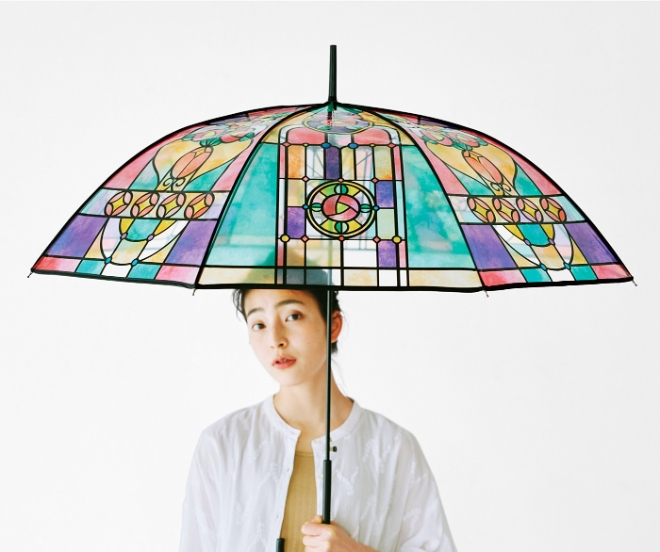 日本推唯美「山茶花彩繪玻璃傘」,光線下折射彩色影子,宛如置身哥德式教堂