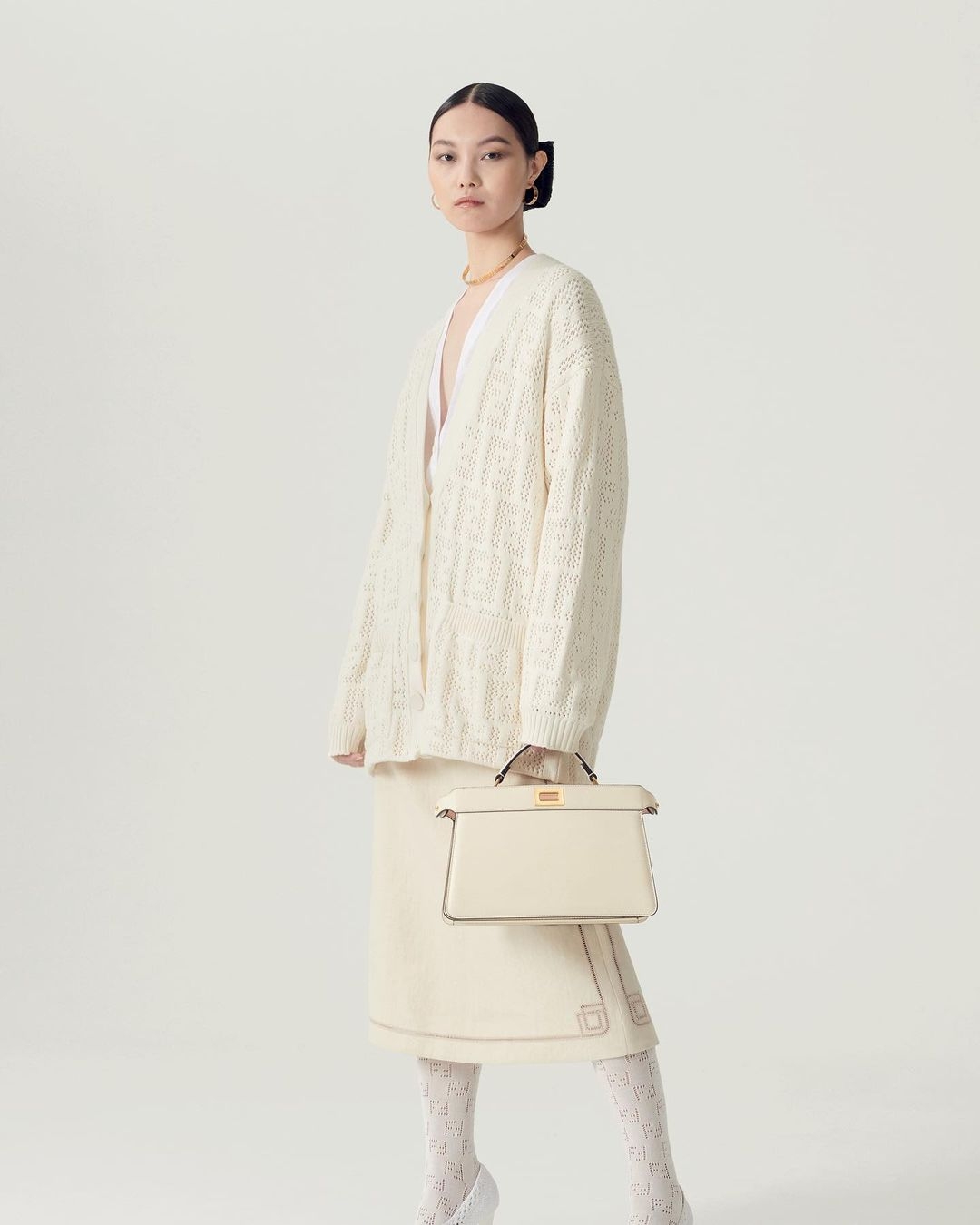 Fendi 2021春夏純白蕾絲手袋,刺繡花朵洋溢浪漫情懷,夢幻到令人難以抗拒!