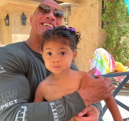「The Rock」Dwayne Johnson(狄維莊遜)3歲女兒Tiana愛上DC英雄電影《水行俠》(Aquaman)