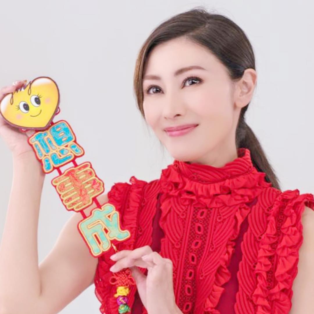 50歲李嘉欣著性感Bra Top拖實老公,許晉亨表情尷尬彈開一個身位?