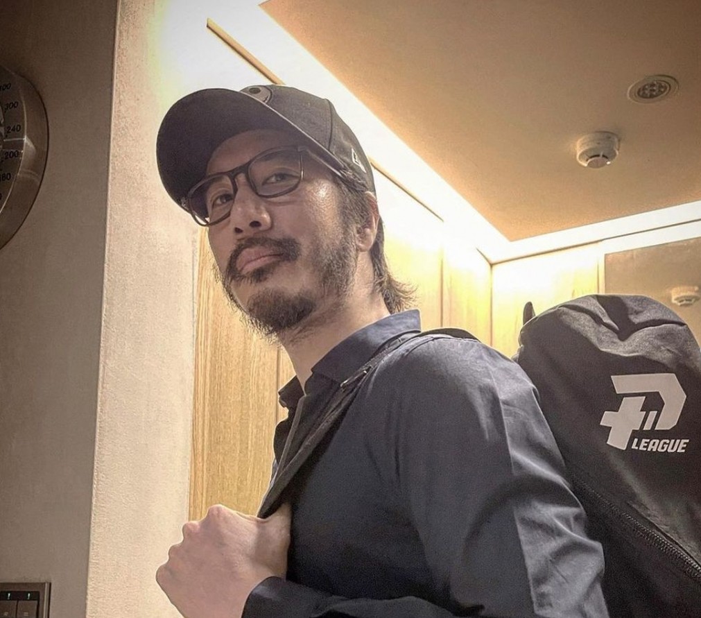 王力宏罕有的留有滿面鬍鬚,不論是嘴唇四周、下巴和臉頰側的位置都全被鬍鬚覆遮掉