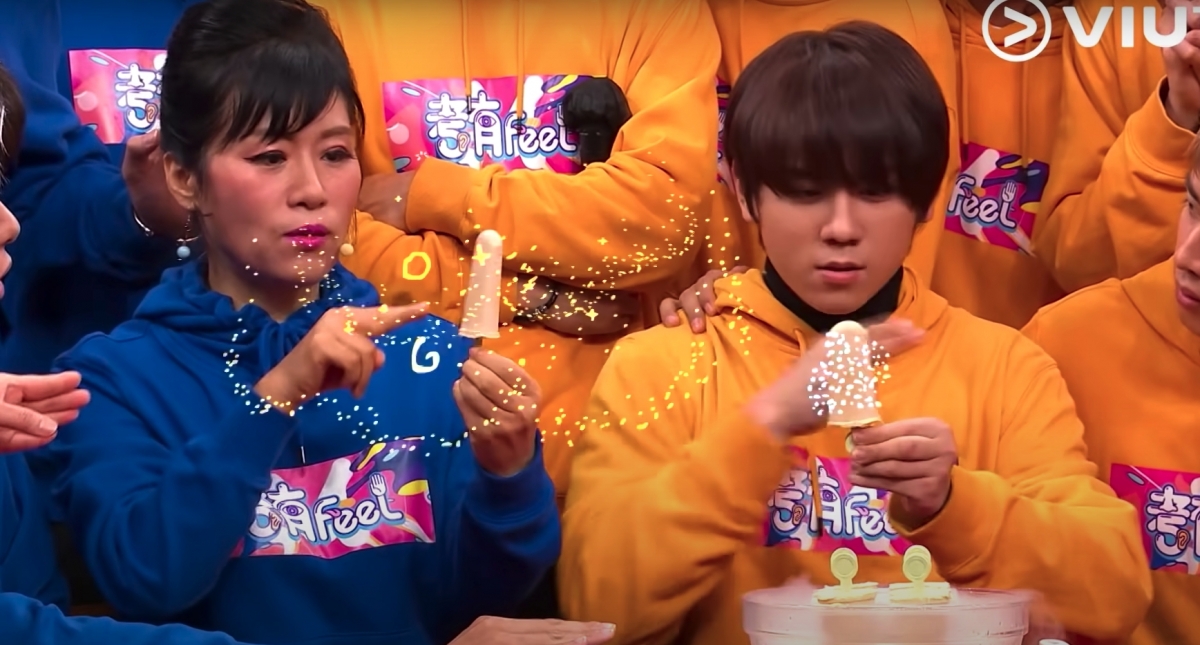 七師傅其後向著雪條施法，姜濤見狀隨即跟風，學師傅一樣對著雪條施法！