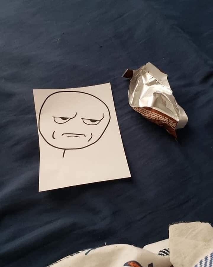 讓人看得十分火滾的就是不丟到垃圾桶的垃圾!特別是吃完隨手拋的食物包裝紙被放上meme圖被懲罰