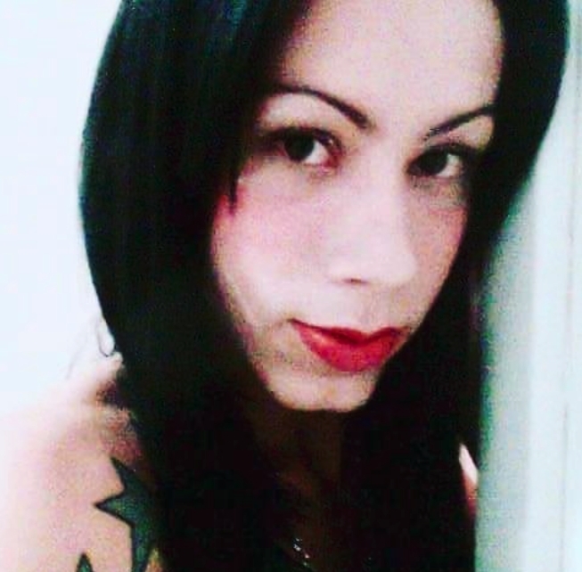 Juju Oliveira為了想變美冒險到便宜的整容診所進行手術
