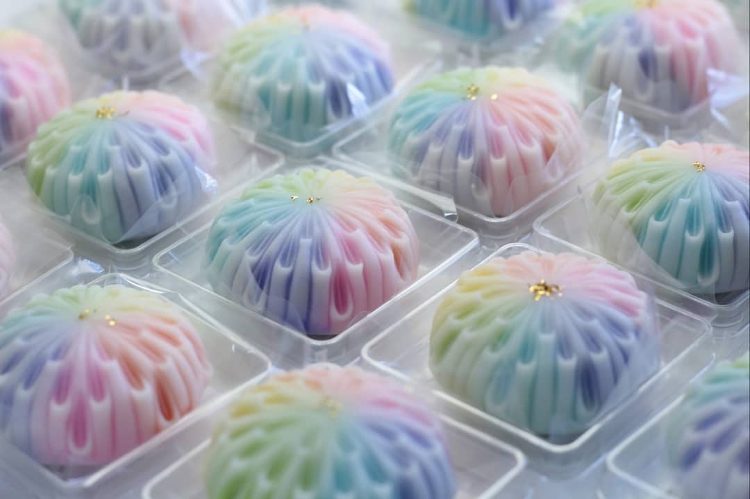 日本神人製作的絕美和菓子!夢幻金箔煙火、通透水晶型態,被封「可食用藝術品」