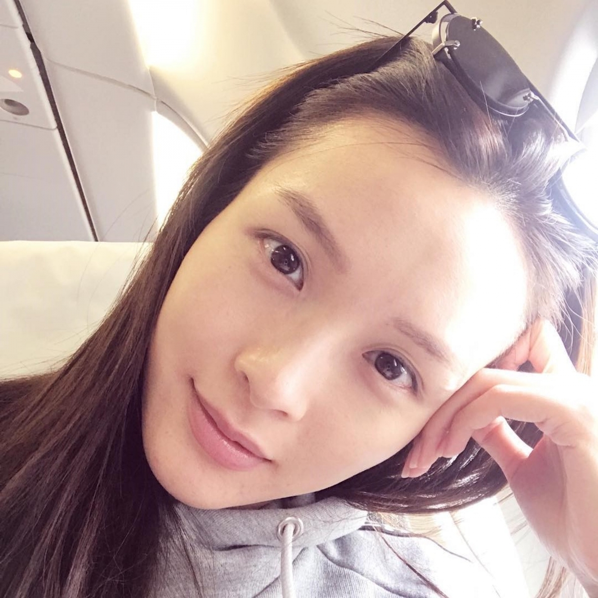 平日都是化淡妝的李佳芯Ali素顏當然沒問題,依然擁有白滑光澤美肌,很有鄰家女孩的氣息