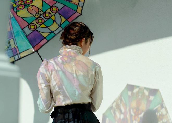 日本推唯美「山茶花彩繪玻璃傘」,光線下折射彩色影子,宛如置身哥德式教堂