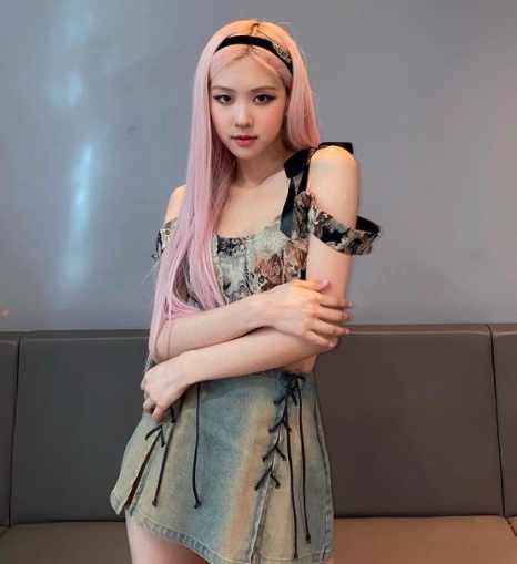 人氣女團BLACKPINK成員Rosé也完美演繹了櫻花粉紫的顏色,看起來有仙氣又有氣質。