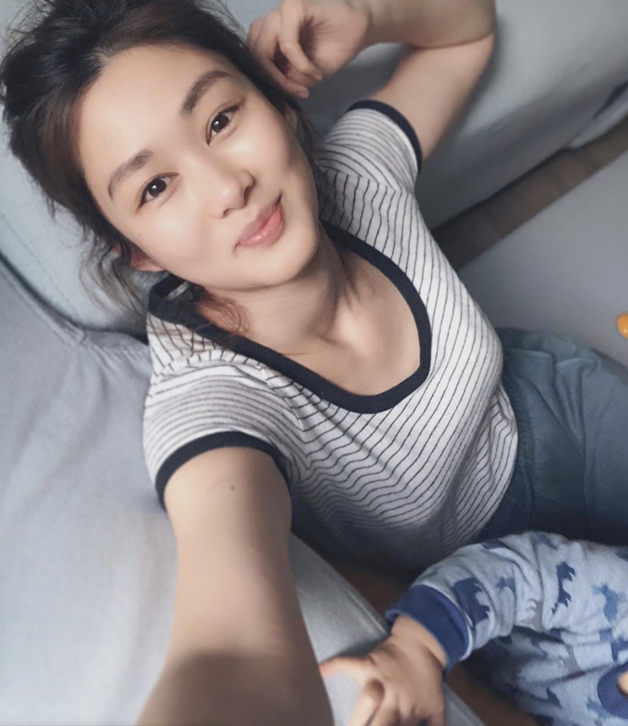 因岑麗香現時在家都要照顧小孩,所以多數都會素顏,有時還會大方分享自己的素顏美照