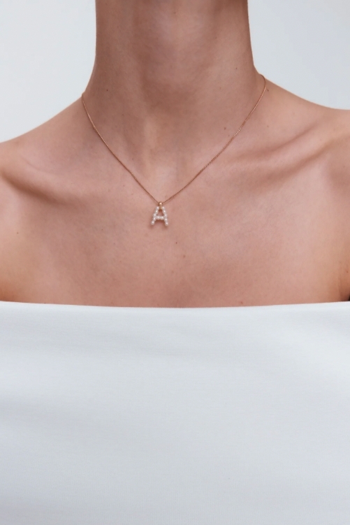 日韓大熱Zara珍珠字母項鍊!散發典雅唯美氣質,一開賣火速斷貨!