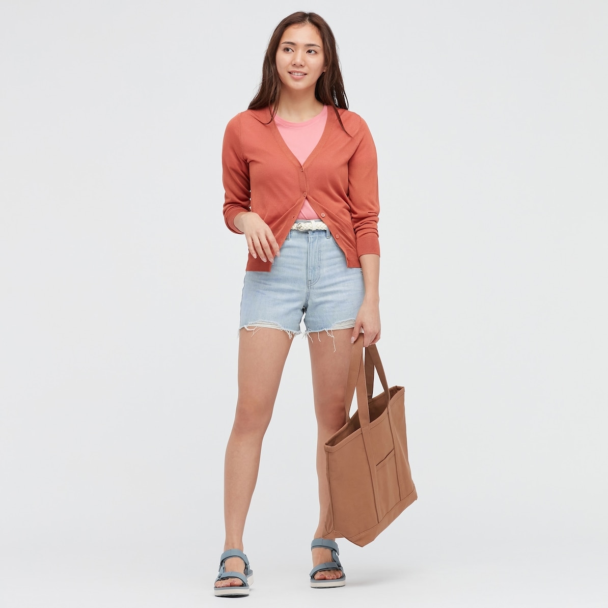 對於梨形身材的朋友來說,緊身下裝絕對是大地雷!無論是緊身熱褲、貼身包臀裙或是緊身 legging 都是梨形身材應該避免的單品,這些單品不但緊貼下半身,而且更會將下半身的缺點毫不留情地展現!想避開顯胯寬