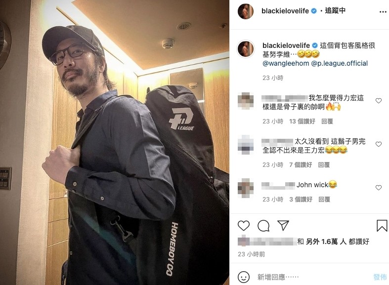 黑人日前(15/4)上戴了一張王力宏的近照,相中的他穿上深灰襯衫,揹著個黑色超大背包,頭上戴上黑色棒球帽