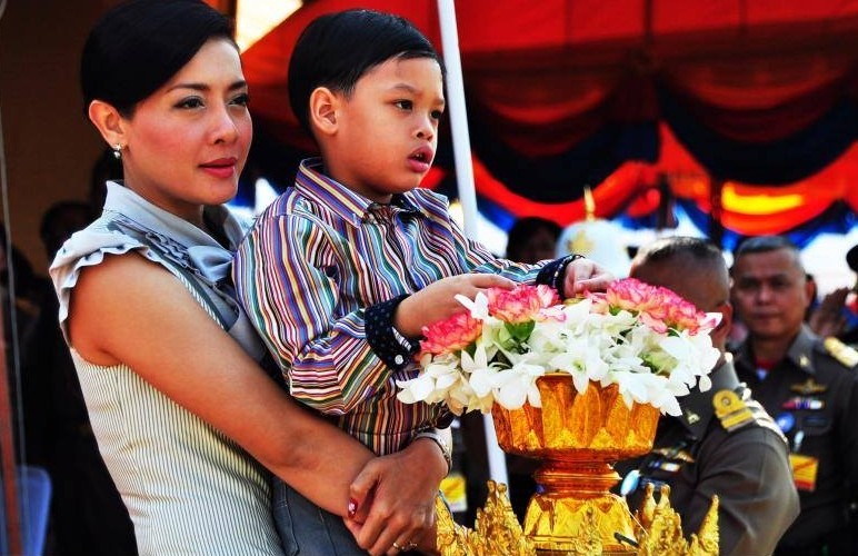 泰王有意恢復西拉米的皇室地位，並讓她全力扶持作為目前唯一王位繼承人兒子－提幫功王子（Dipangkorn Rasmijoti）上位