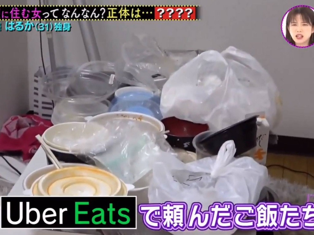 整間豪宅可說是沒太多空間行走,先是客廳放滿了發霉的外賣食物、過期飲品,地上又放了一大堆相信還沒清洗的衣服及紙箱等
