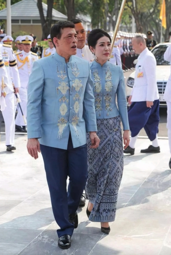 泰王哇集拉隆功（Maha Vajiralongkorn）終日沉迷於女色的荒亂私生活更多次觸動國民的神經！