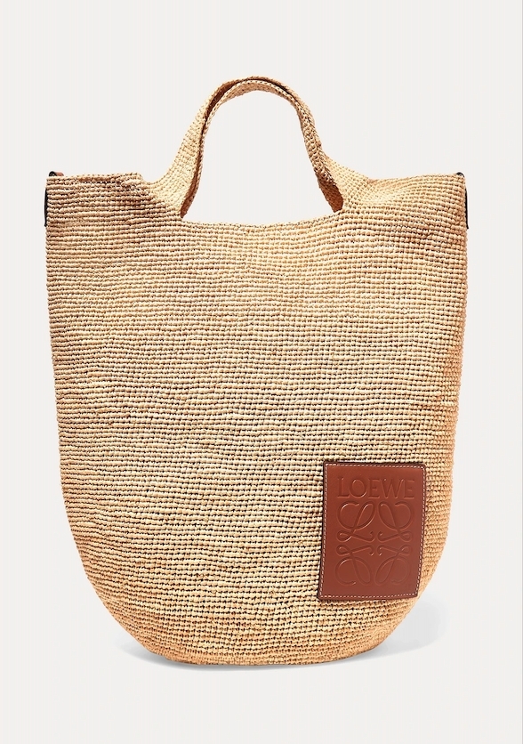 【LOEWE手袋2021】寬鬆的水桶形狀購物籃袋有著超大容量，可以裝到很多東西，因此被不少女生看中大量購入