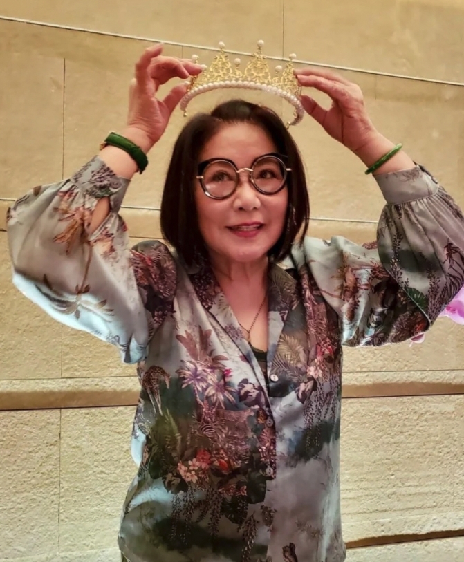 母子戀|有網民就覺得妻子同樣大眼寬臉,特別戴上黑色粗框眼鏡後,超似藝人李司棋