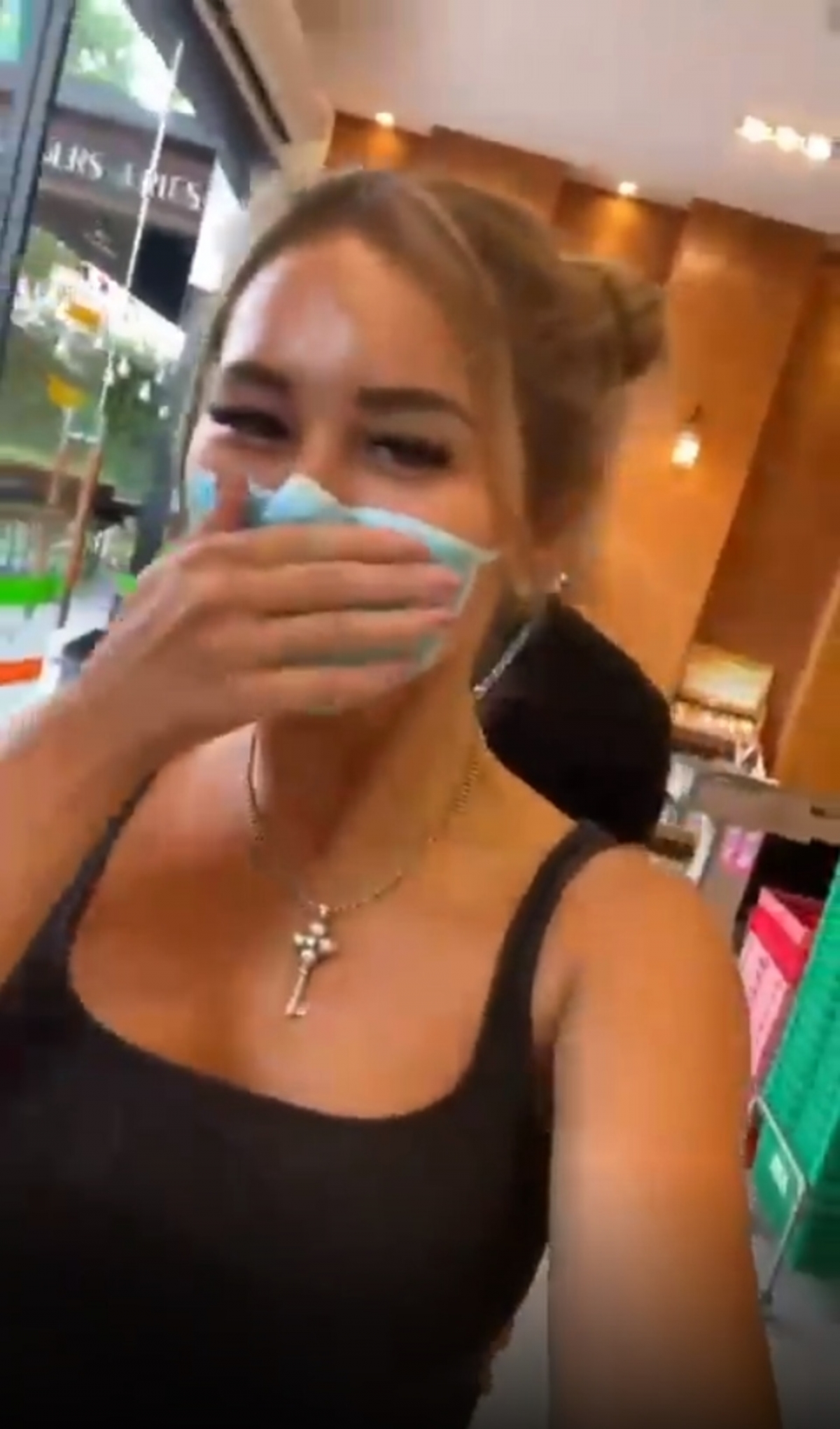 俄國女友人還親自修補妝容,為超像真的口罩妝引以為傲。
