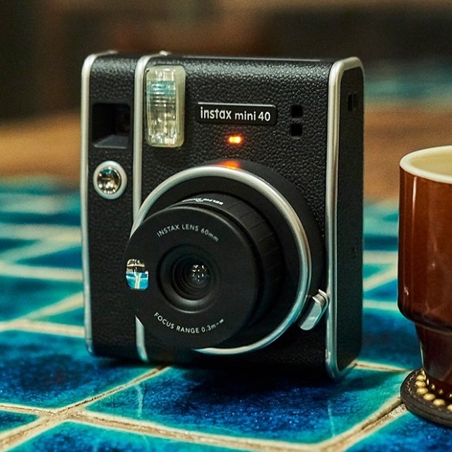 全黑「即影即有」Instax mini40登場!高級皮革材質,絕美復古外形超心動