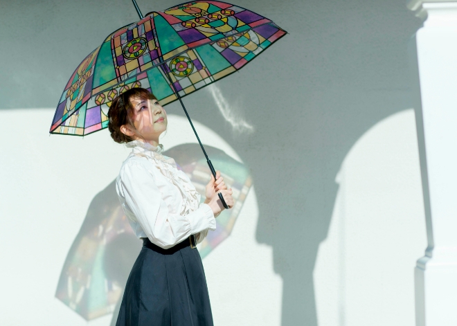 日本推唯美「山茶花彩繪玻璃傘」,光線下折射彩色影子,宛如置身哥德式教堂