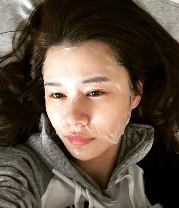 【面膜推薦】原來取下臉膜都是有技巧的,正確方法是從下而上。