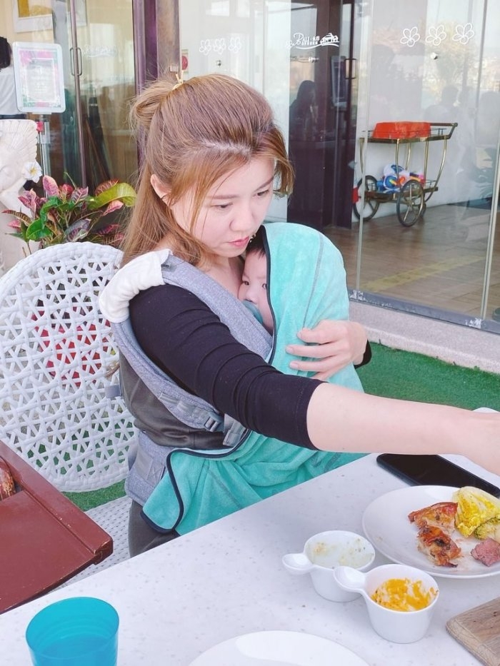 【凍齡婆婆】上月台灣有位新手媽媽(樓主)分享了自己的母親(外婆)湊孫的相片,讚嘆媽媽保養得太好