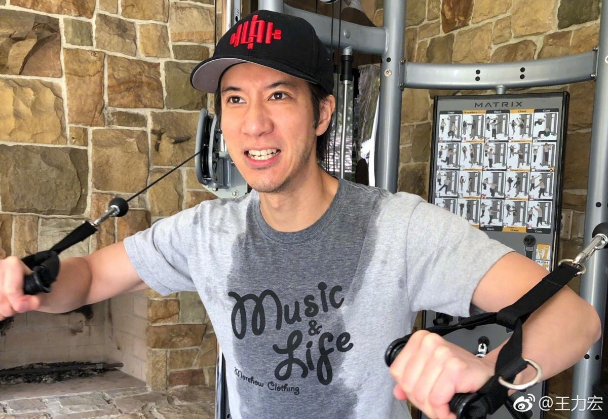 王力宏亦在社交平台分享了這次開發app的辛酸事,除了要上網自學,同時在蘋果App Store上架時也遇到一點阻滯