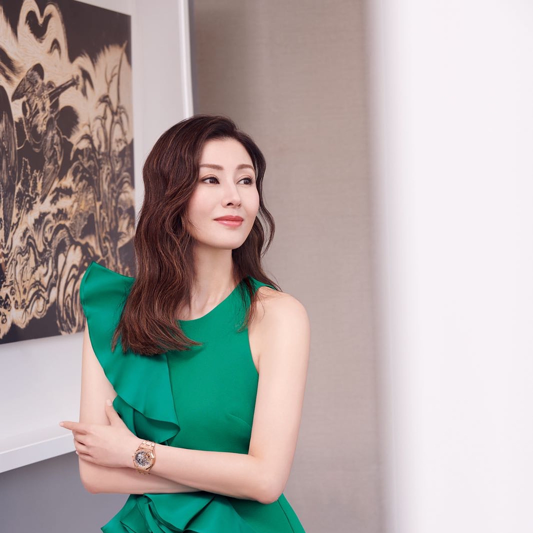 50歲李嘉欣著性感Bra Top拖實老公,許晉亨表情尷尬彈開一個身位?