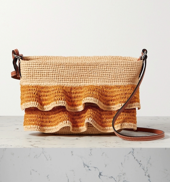 【LOEWE手袋2021】這款以酒椰纖維製成的荷葉邊手袋採用了夕陽橙色作主色，甜美少女得來又浪漫～