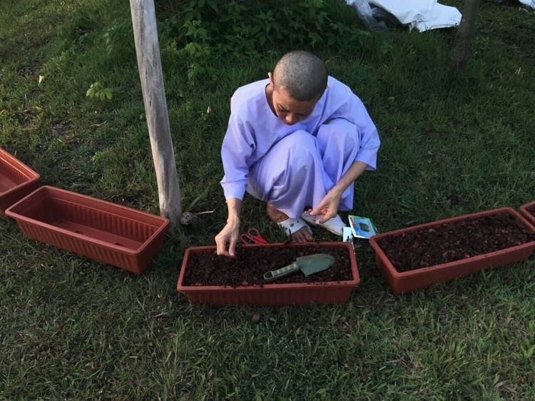 當時有傳泰王更安排西拉米到泰國一家寺廟裡削髮為尼進行靜修，更禁止她與兒子見面，