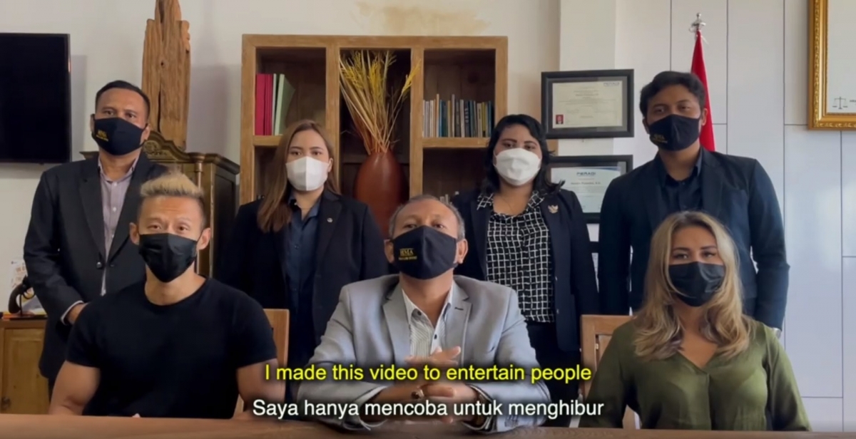 Josh和俄國女友人日前就嚴肅地拍了一條道歉的影片,片中他們更戴上黑色口罩,希望獲外界原諒。